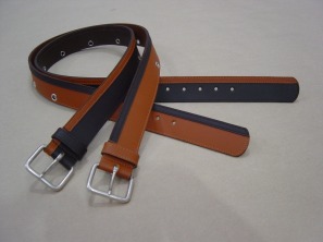 Ref. 102- Cinturón bicolor en piel de vacuno y serraje de 40mm. de ancho. Lleva hebilla y ollados en color plata